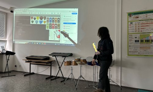 Žák deváté třídy předvedl svůj talent na elektronickou kytaru v hodině hudební výchovy