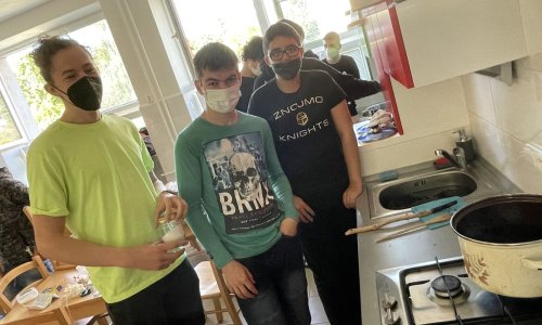 Batikování v 9. B očima kluků a očima holek