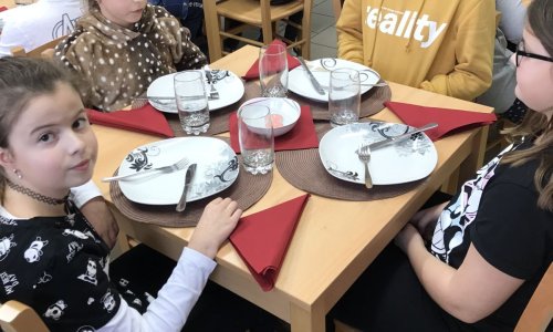 Prostřený stůl ve 4. B