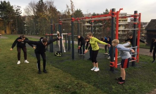 Ukázka cviků na workoutovém hřišti