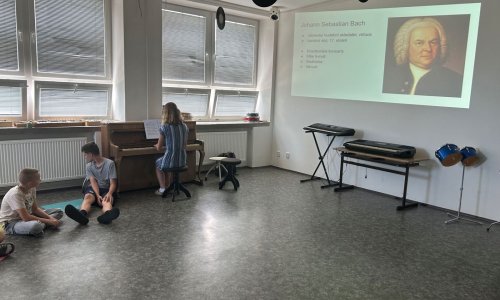 Anežka Rybníčková z 9. třídy excelovala s prezentací na téma Klavír