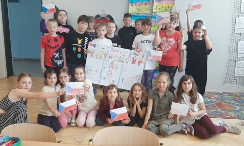 3. A žije hokejem